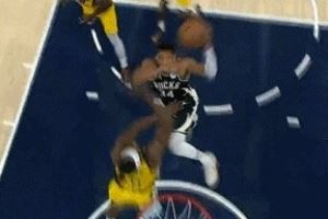 风卷残云!字母哥反击一条龙 起飞力压防守战斧暴扣