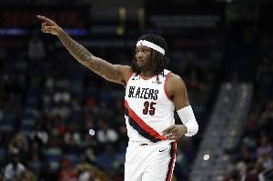 忒猛了!罗威飞起抢断再来快攻炸扣!登场3分钟4分1板1助1断!