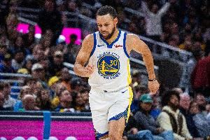 库里：下半场我感觉精疲力尽 当然这不是为那个空气球找借口