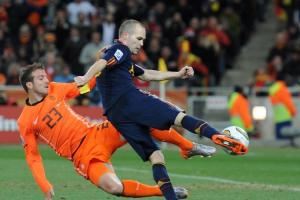 西班牙球衣设计师:球衣上的蓝色为致敬伊涅斯塔,亚马尔带动销量