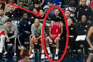 有点疲惫?哈登被换下场一屁股瘫坐在板凳上&抬头仰面