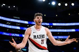 开拓者3中锋半场时间：克林根10分半钟 里斯10分12秒 罗威3分15秒