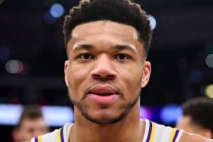 字母为湖人“送”球!美网友:开始替未来队友操心了 他是个湖人!